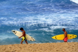 Hawaiian Islands, OAHU, Waikiki Beach, surfers walking, HAW231JPL