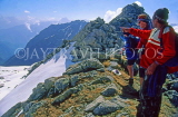 INDIA, Himachal Pradesh, Himalayas, guide with two trekkers, IND1226JPL