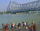 INDIA, West Bengal, Calcutta, bathers under the Howrah Bridge, IND1368JPL