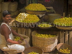 INDIA, West Bengal, Calcutta, lemon vendor, on the streets of Calcutta, IND1380JPL