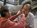 INDIA, West Bengal, Calcutta, roadside barber, man getting moustach clipped, IND1398JPL
