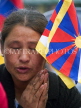 INDIA, West Bengal, Tibetan woman praying, IND1434JPL