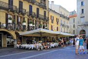 ITALY, Lombardy, COMO, Piazza Duomo, outdoor restaurant scene, ITL2141JPL