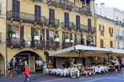 ITALY, Lombardy, COMO, Piazza Duomo, outdoor restaurant scene, ITL2142JPL