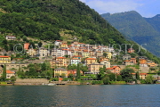 ITALY, Lombardy, LAKE COMO, lakeside scenery, and hillside houses, ITL2302JPL