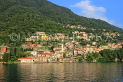 ITALY, Lombardy, LAKE COMO, lakeside scenery, and hillside houses, ITL2304JPL