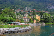 ITALY, Lombardy, LAKE COMO, lakeside scenery, and hillside houses, ITL2311JPL