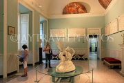 ITALY, Lombardy, Lake Como, TREMEZZO, Villa Carlotta, Psyche and Eros statue ITL2258JPL