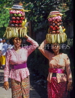 Indonesia, BALI, Denpasar, women in ritual dress, carrying offerings (to temple), BAL624JPL