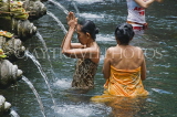 Indonesia, BALI, Ubud, Tirta Empul temple, pilgrims taking a bath at the holy spring, BAL1251JPL