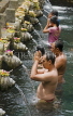 Indonesia, BALI, Ubud, Tirta Empul temple, pilgrims taking a bath at the holy spring, BAL1252JPL