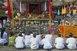 Indonesia, BALI, Ubud, people praying at a temple, BAL1254JPL