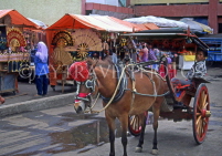Indonesia, SUMATRA, Bukittinggi, Market place and horse-drawn taxi, IND107JPL