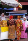 Indonesia, SUMATRA, Bukittinggi, Market place and women at stall, IND106JPL