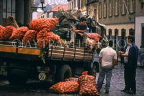 MADEIRA, Funchal Market, farmers chatting by trucks full with vegetables, MAD1119JPL