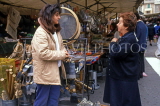 MALLORCA, Inca, street market scene, vendor and customer, MAL1227JPL