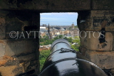 SCOTLAND, Edinburgh, Edinburgh Castle, cannon pointing towards city, SCO1112JPL