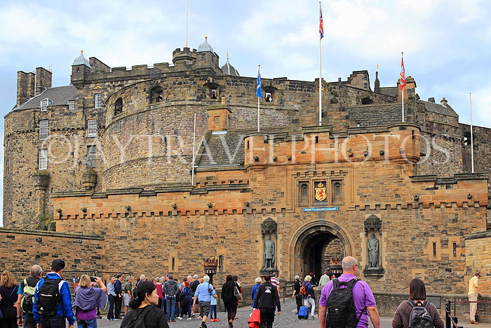 SCOTLAND, Edinburgh, Edinburgh Castle, visitors, SCO1159JPL