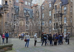 SCOTLAND, Edinburgh, Lawnmarket, Lady Stair's Close, walking tour group, SCO1042JPL