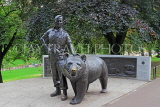 SCOTLAND, Edinburgh, Princes Street Gardens, Wojtek 'Soldier Bear' sculpture, SCO1057JPL
