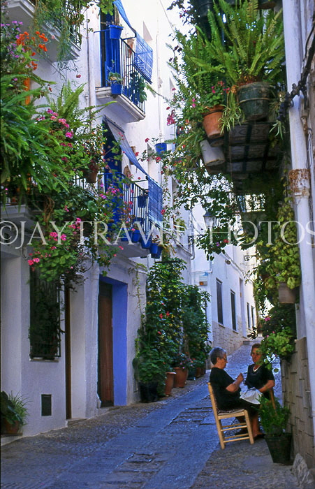 SPAIN, Valencia Prov, PENISCOLA, narrow street with balconies and flower potss, SPN1183JPL