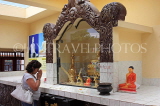 SRI LANKA, Kandy, Bahirawakanda Viharaya (Temple) site, worshipper at shrine room, SLK3159JPL