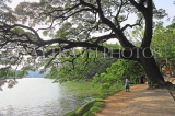 SRI LANKA, Kandy, Kandy Lake, lakeside walkway, SLK3620JPL