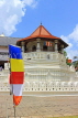 SRI LANKA, Kandy, Temple of the Tooth (Dalada Maligawa), and Buddhist flag, SLK3360JPL