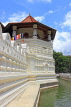 SRI LANKA, Kandy, Temple of the Tooth (Dalada Maligawa), and moat, SLK3364JPL