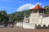 SRI LANKA, Kandy, Temple of the Tooth (Dalada Maligawa), and visitors, SLK3409JPL