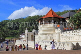 SRI LANKA, Kandy, Temple of the Tooth (Dalada Maligawa), and visitors, SLK3410JPL