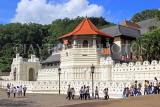 SRI LANKA, Kandy, Temple of the Tooth (Dalada Maligawa), and visitors, SLK3422JPL