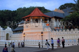 SRI LANKA, Kandy, Temple of the Tooth (Dalada Maligawa), and visitors, dusk, SLK3387JPL