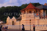 SRI LANKA, Kandy, Temple of the Tooth (Dalada Maligawa), and visitors, dusk, SLK3390JPL