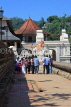 SRI LANKA, Kandy, Temple of the Tooth (Dalada Maligawa), complex, and visitors, SLK3071JPL