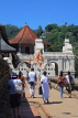SRI LANKA, Kandy, Temple of the Tooth (Dalada Maligawa), complex, and visitors, SLK3072JPL