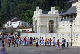 SRI LANKA, Kandy, Temple of the Tooth (Dalada Maligawa), crowds of visitors, SLK3429JPL
