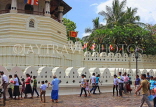 SRI LANKA, Kandy, Temple of the Tooth (Dalada Maligawa), worshippers arrving, SLK3327JPL