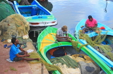SRI LANKA, Negombo, Dutch Canal, fishermen mending their nets, SLK6065JPL