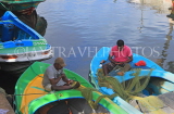 SRI LANKA, Negombo, Dutch Canal, fishermen mending their nets, SLK6066JPL