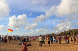SRI LANKA, Negombo, Negombo Beach Park, Sunday evening crowds & kite flying, SLK6236JPL