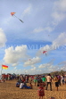 SRI LANKA, Negombo, Negombo Beach Park, Sunday evening crowds & kite flying, SLK6237JPL