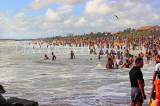 SRI LANKA, Negombo, Negombo Beach Park, Sunday evening crowds enjoying the sea, SLK6240JPL