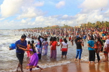 SRI LANKA, Negombo, Negombo Beach Park, Sunday evening crowds enjoying the sea, SLK6241JPL