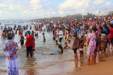 SRI LANKA, Negombo, Negombo Beach Park, Sunday evening crowds enjoying the sea, SLK6253JPL