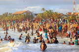SRI LANKA, Negombo, Negombo Beach Park, Sunday evening crowds enjoying the sea, SLK6279JPL