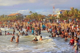 SRI LANKA, Negombo, Negombo Beach Park, Sunday evening crowds enjoying the sea, SLK6280JPL