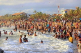 SRI LANKA, Negombo, Negombo Beach Park, Sunday evening crowds enjoying the sea, SLK6281JPL