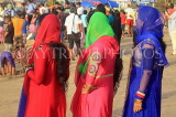 SRI LANKA, Negombo, Negombo Beach Park, Sunday evening crowds in colourful dress, SLK6272JPL