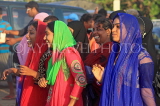 SRI LANKA, Negombo, Negombo Beach Park, Sunday evening crowds in colourful dress, SLK6273JPL